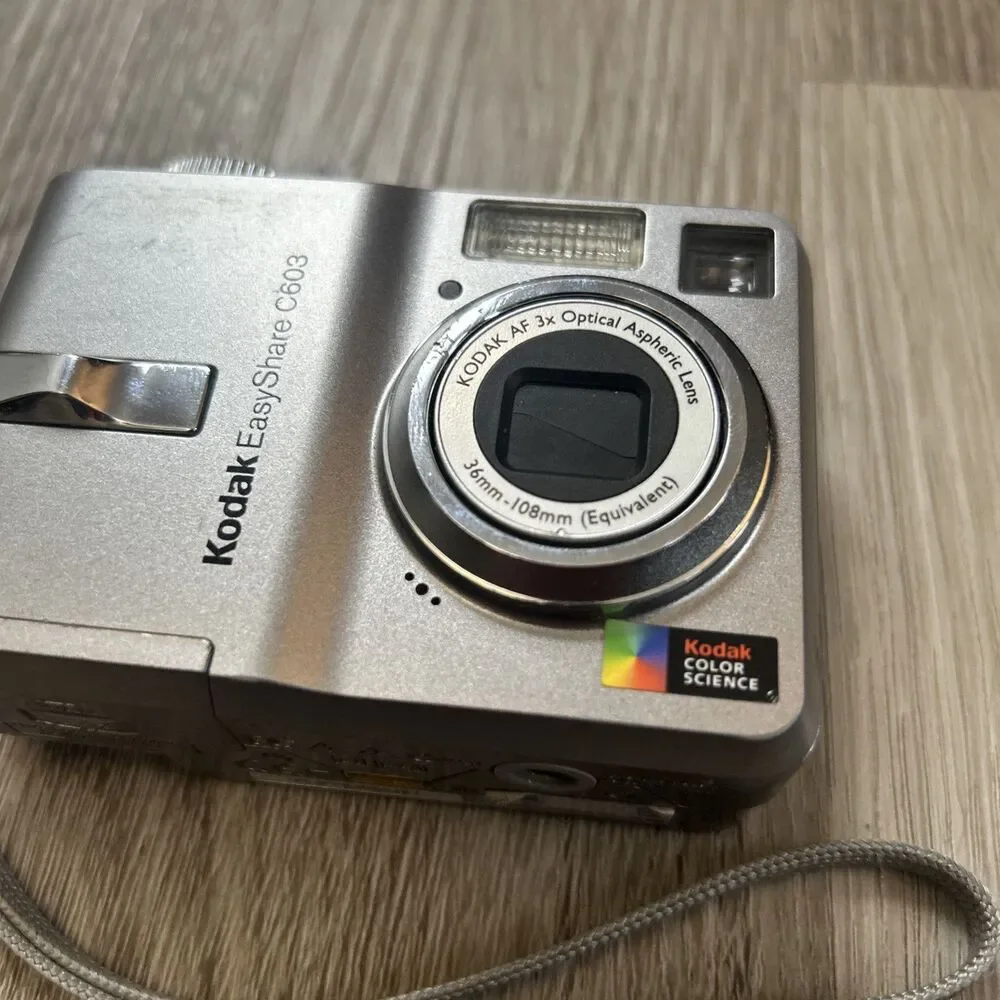 Kodak EasyShare C603 Digital Camera 6.1 MP with 3x Optical Zoom FOR PARTS